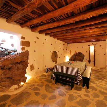 Villa Sleeps 6 Pool Wifi Haría