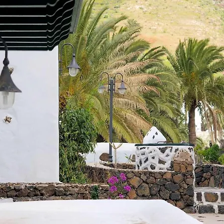 Sleeps 6 Pool Wifi Haría