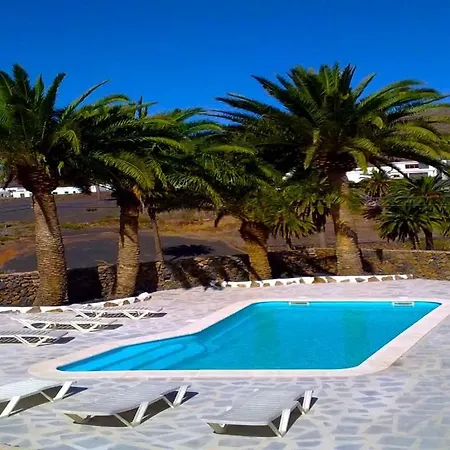 Villa Sleeps 6 Pool Wifi Haría