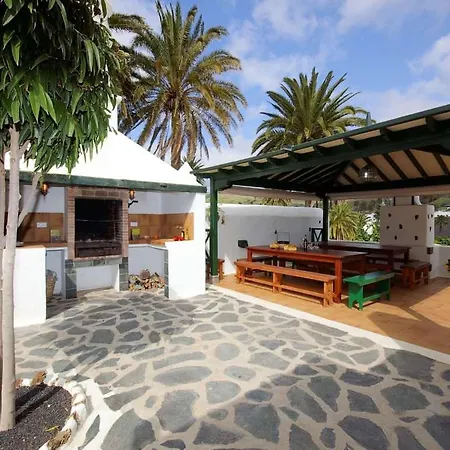 Sleeps 6 Pool Wifi Haría